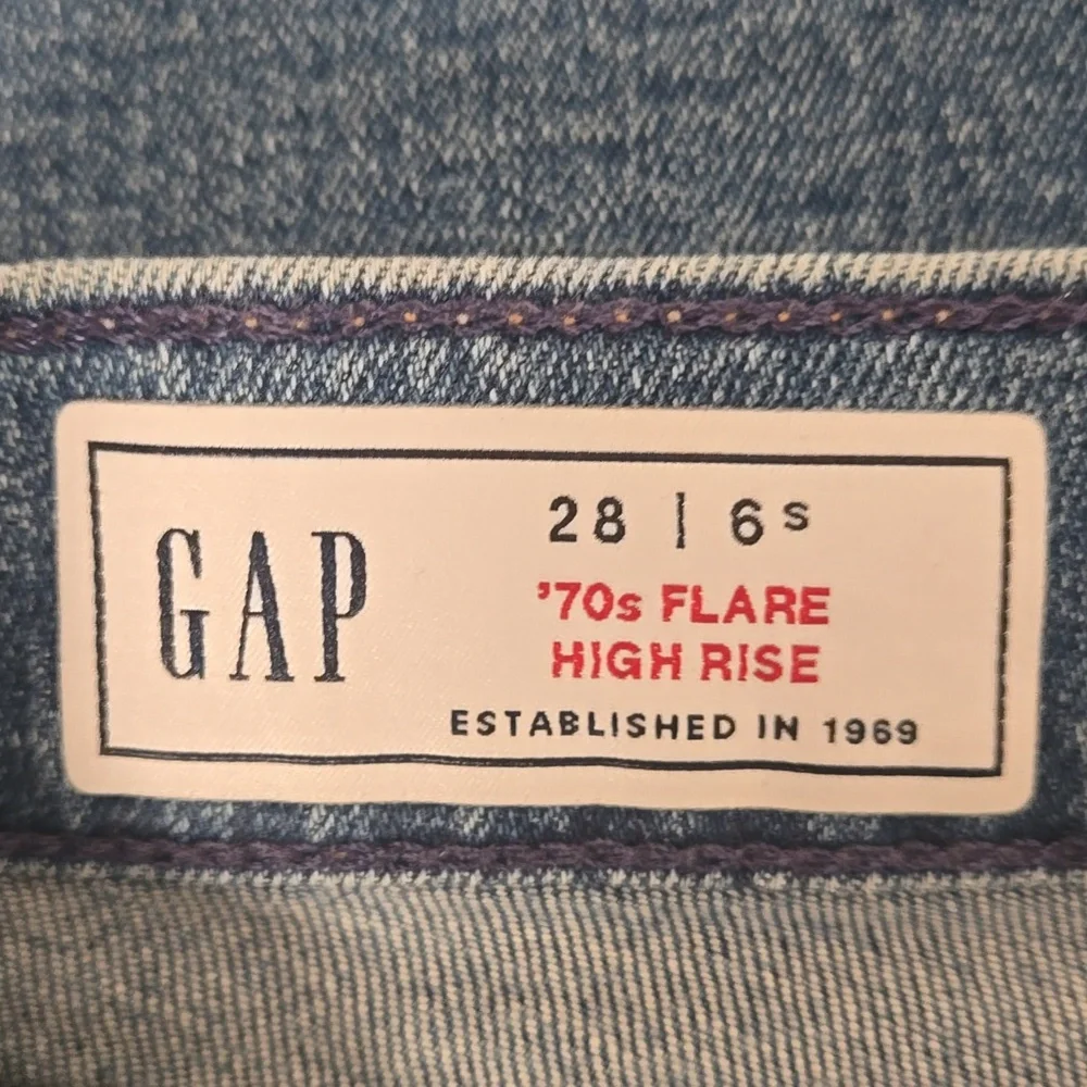 GAP Patch Pocket High Rise Flare Jeans - Picture 3 of 6